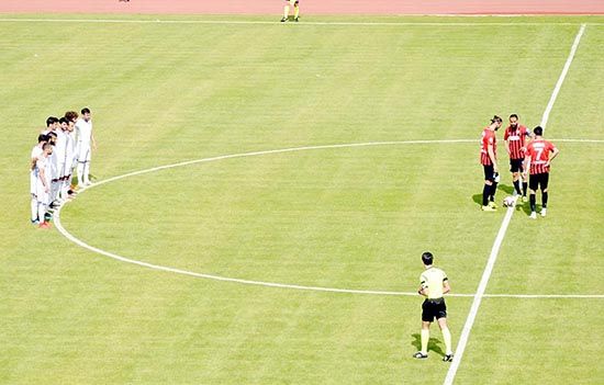 Futbolcular yönetime maçta tepki gösterdi