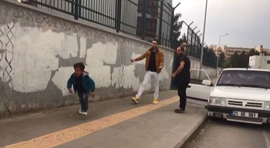 Eşi ve çocuğuna yolda şiddet uyguladı