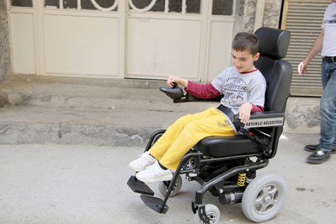 Şehidin kardeşine akülü tekerli sandalye 