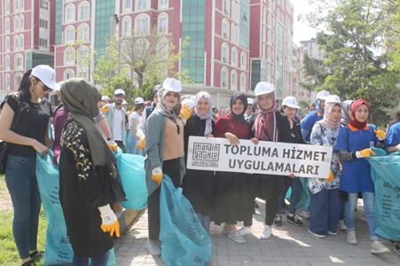 Öğrenciler çöp topladı