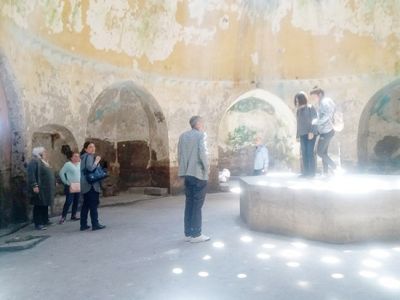 Deve hamamı yıkılıyor?