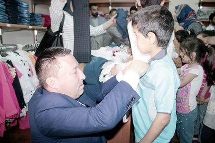 Kendi eliyle giydirdi!