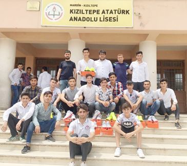 Kaymakam Yüzer’den şampiyon takıma spor malzemesi desteği 