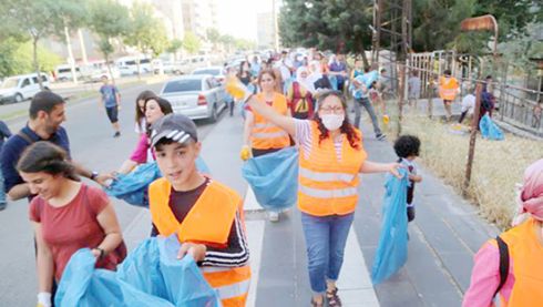 Çevre kirliliğine karşı çöp topladılar