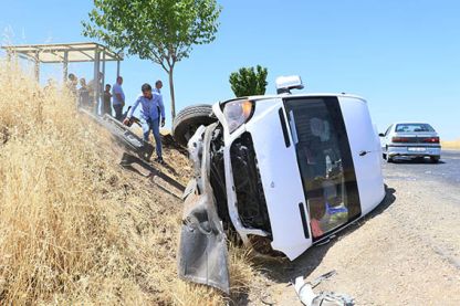 Minibüs taksiye çarptı