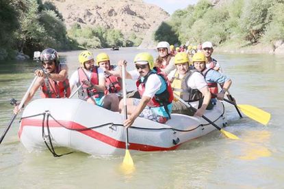 Binali Yıldırım Erzincan'da rafting yaptı