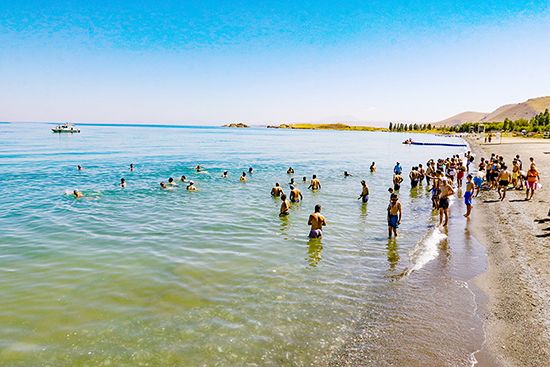 Van Gölü için 4 kilometre kulaç attılar