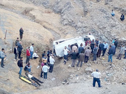 Batman'da işçileri taşıyan minibüs devrildi!