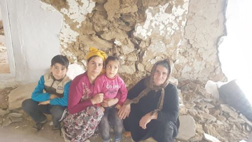 Yıkık evde  kalıyorlar