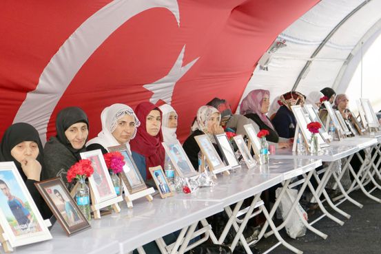 Diyarbakır annelerinin oturma eylemi sürüyor