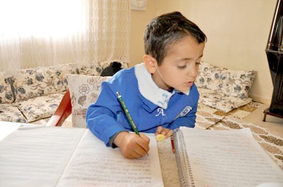 Eruhlu Kerem uzaktan eğitimde de önlüğünü çıkarmıyor