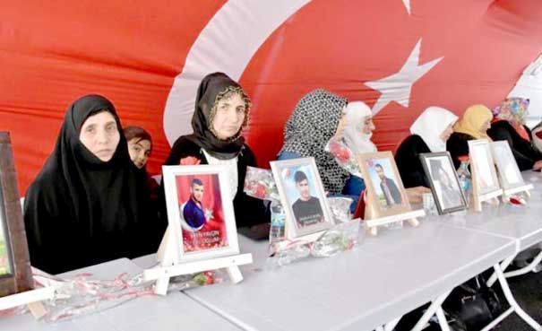 Annelerin eylemi sürüyor