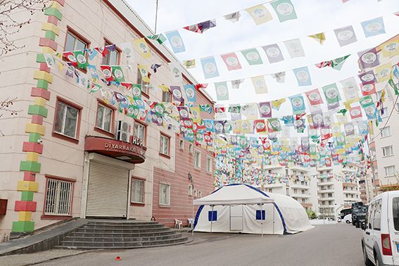 Diyarbakır anneleri oturma eylemini otelde sürdürdü