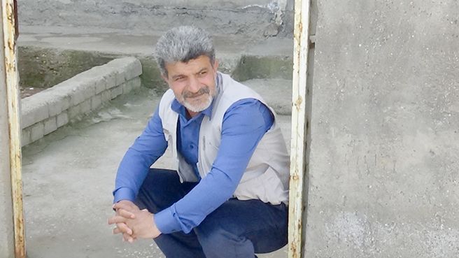 Evinin önünde eylemini sürdürdü