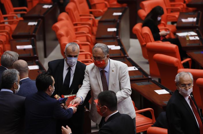 TBMM'de maskeli açılış! 