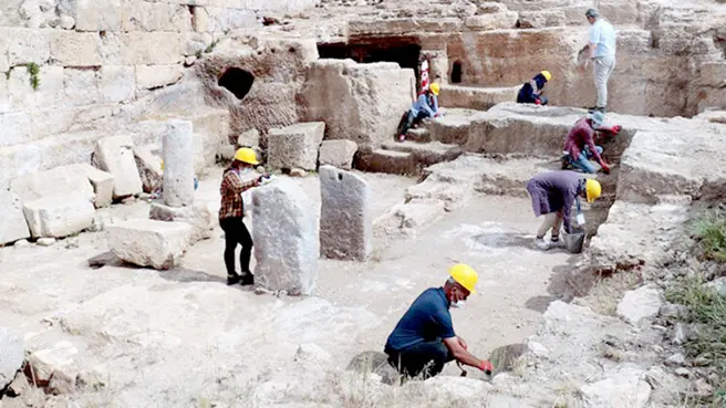 Zerzevan Kalesi'nde sosyal mesafeli ve maskeli kazı dönemi
