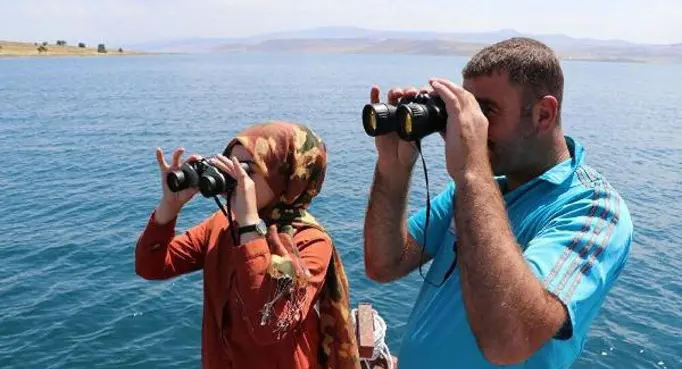 Van Gölü'nde dürbünle 'canavar' aradılar