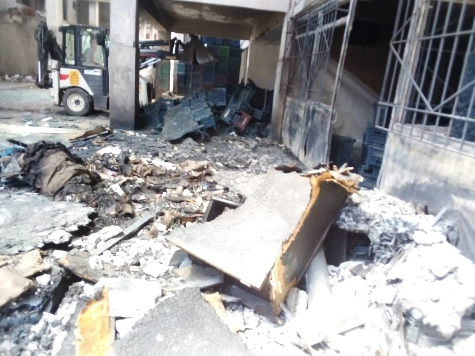 Sebze ve meyve halinde yangın çıkan iş yerleri temizlendi