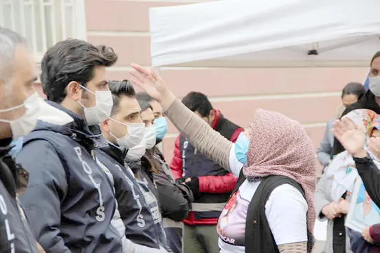 Diyarbakır'da HDP il binası önünde gerginlik