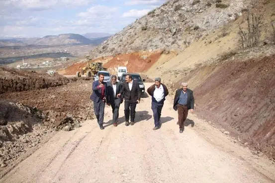 Hani'de yol genişletme ve asfaltlama çalışması 