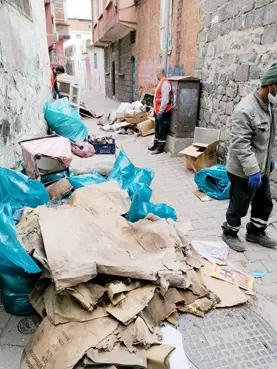 Sur’da bir evde 5 traktör çöp çıktı 