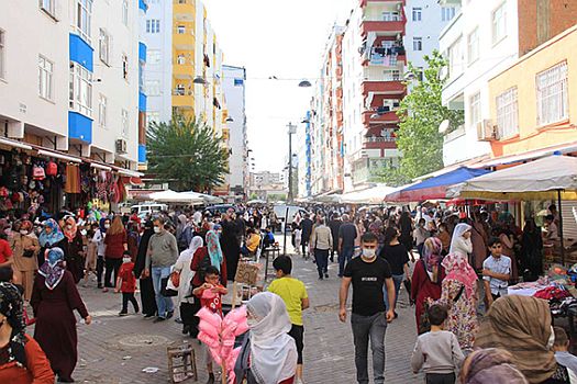 Halk tam kapanma öncesi çarşı-pazara akın etti
