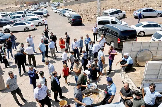 Barış yemeğine 3 bin kişi katıldı