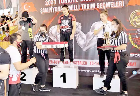 Mevsimlik işçi Gülistan, bilek güreşinde Türkiye şampiyonu oldu