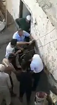 Çarşaflı erkek hırsız damda uyuyakalınca yakayı ele verdi 