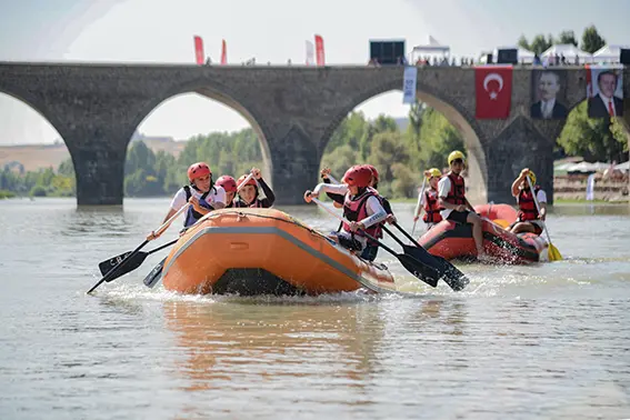 Dicle Nehri'nde rafting heyecanı