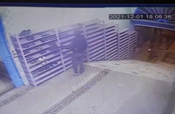 Camide ayakkabı hırsızlığı