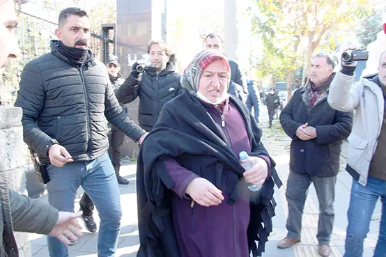 Evlat nöbetindeki ailelerden İHD'ye tepki