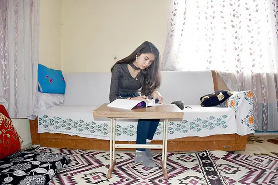 Mercekle ders çalışıyordu!