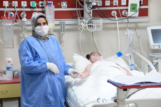 (VİDEO) Anneler Günü'nü yoğun bakımdaki evladı için hastanede geçiriyor