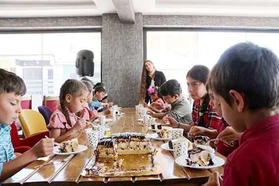 Okuyamamanın burukluğunu, köy okullarındaki öğrencilere pasta ikram ederek gideriyor