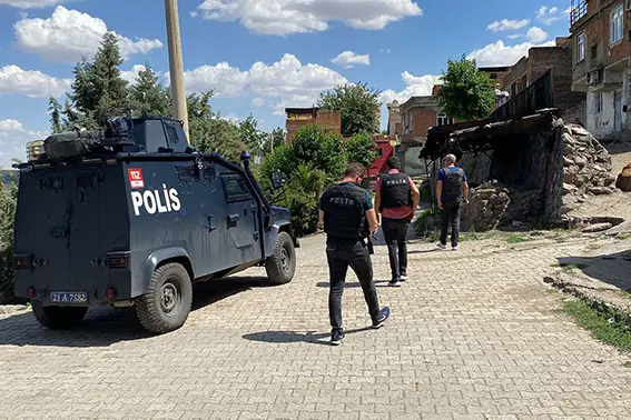 Sokak ortasındaki silahlı kavgada, kadın ve çocuklar arada kaldı