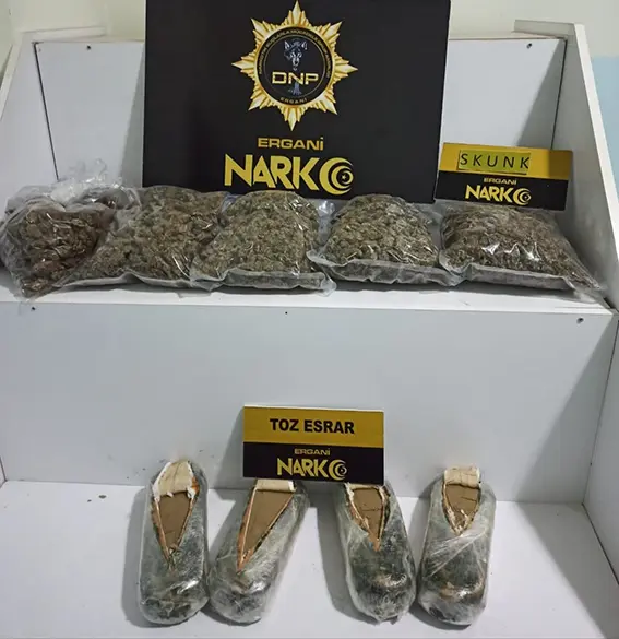 Esrar satıcılar faka bastılar