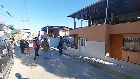 Eşini öldürüp, 5 yaşındaki çocuklarını ev sahibine bırakarak kaçtı