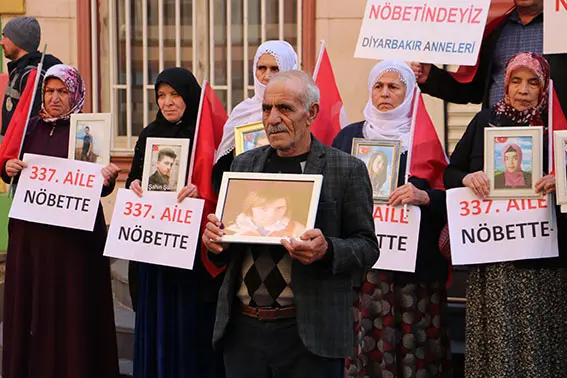 Diyarbakır annelerinin oturma eylemine iki aile daha katıldı