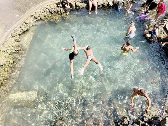 Çocuklar sıcaktan bunaldı parktaki tarihi suya akın etti