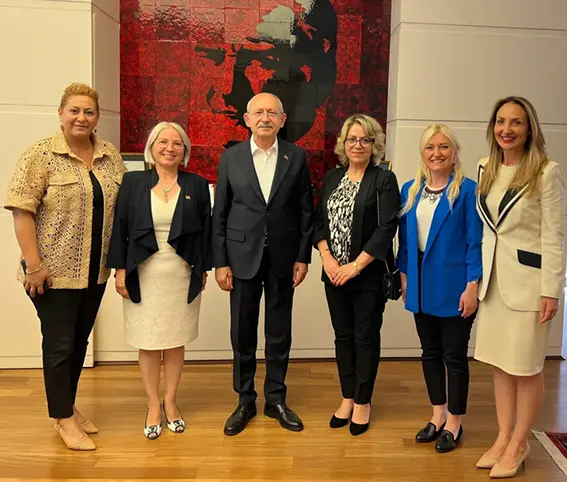 CHP'ye son bir yılda 90 bin kadın üye oldu