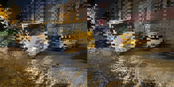 Esenyurt'ta yağmurdan zarar gören yolda mahsur kalan hafriyat kamyonu kurtarıldı