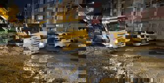 Esenyurt'ta yağmurdan zarar gören yolda mahsur kalan hafriyat kamyonu kurtarıldı