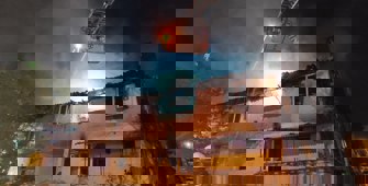 Ataşehir'de yangın çıkan binada hasar oluştu