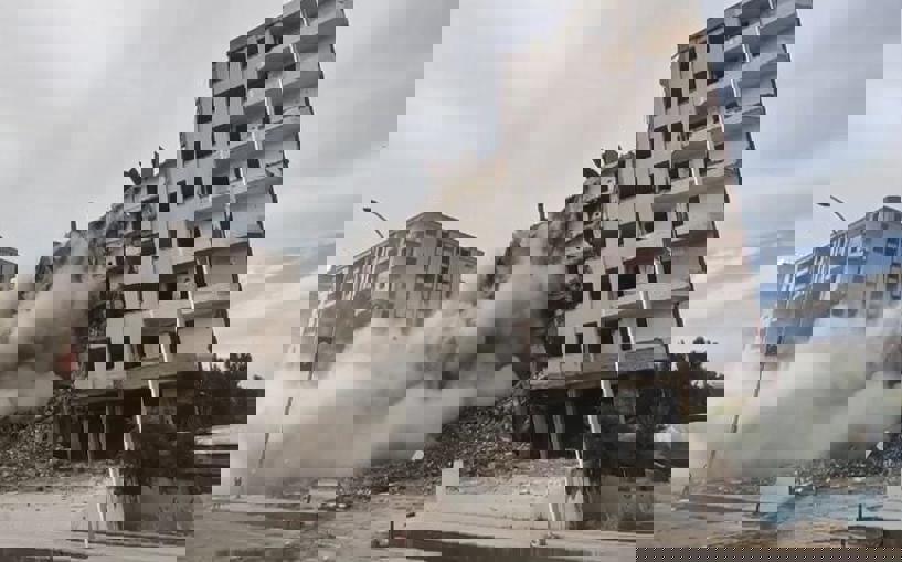 Yıkım sırasında çöktü