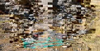 Hakkari'de terör operasyonunda silah ve mühimmat ele geçirildi