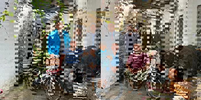 Bisikletçilere dua eden kadına Bakan Bak'tan bisiklet