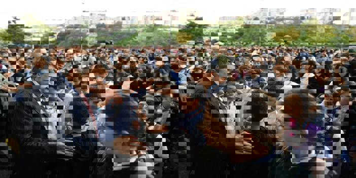 Bakan Tekin, İstanbul'daki okulda bayrak törenine katıldı