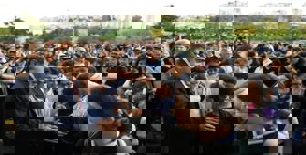 Bakan Tekin, İstanbul'daki okulda bayrak törenine katıldı