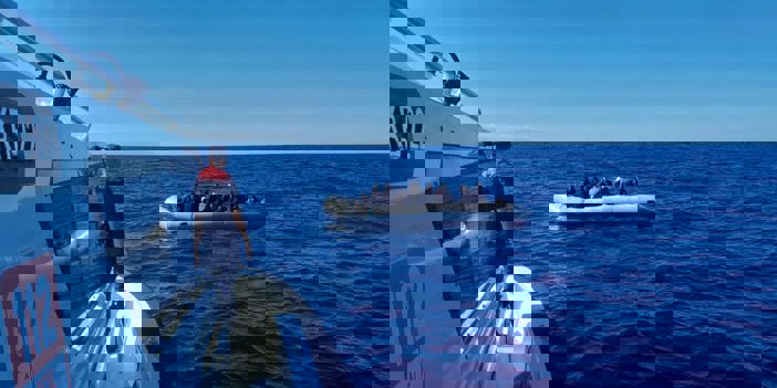 İzmir'de Yunanistan unsurlarınca geri itilen 90 düzensiz göçmen kurtarıldı